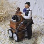 ORG1002 Orgelspieler Rudi mit schwarzem Bollenhut