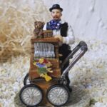 ORG1009 Orgelspieler Rudi mit einer Hexe