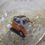GLF1056 Edelglasflasche mit BMW Isetta mit Gepäck