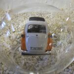 GLF1056 Edelglasflasche mit BMW Isetta mit Gepäck