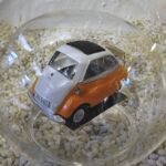 GLF1056 Edelglasflasche mit BMW Isetta mit Gepäck