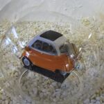 GLF1056 Edelglasflasche mit BMW Isetta mit Gepäck