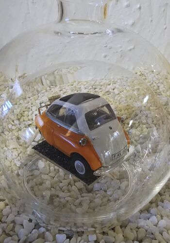 GLF1056 Edelglasflasche mit BMW Isetta mit Gepäck