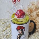 GT1001 Tasse Schwarzwaldmariele mit Marzipan Bollenhut
