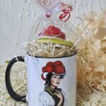 GT1001 Tasse Schwarzwaldmariele mit Marzipan Bollenhut