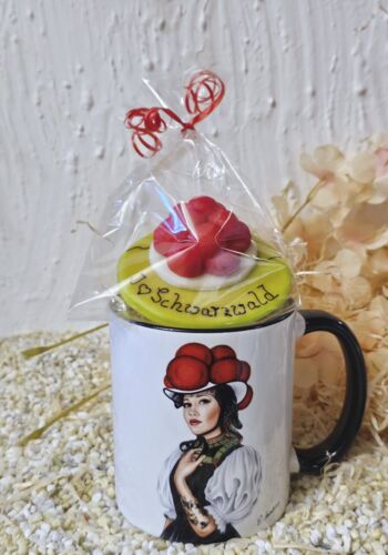 GT1001 Tasse Schwarzwaldmariele mit Marzipan Bollenhut