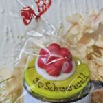 GT1002 Tasse Schwarzwälder mit Marzipan Bollenhut