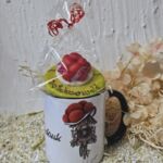 GT1003 Tasse Schwarzwälder Kuckucksuhr mit Marzipan Bollenhut