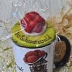 GT1003 Tasse Schwarzwälder Kuckucksuhr mit Marzipan Bollenhut