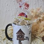 GT1003 Tasse Schwarzwälder Kuckucksuhr mit Marzipan Bollenhut