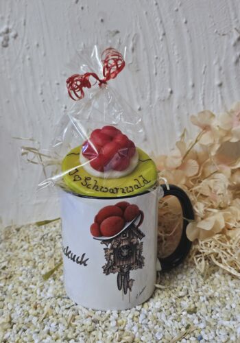 GT1003 Tasse Schwarzwälder Kuckucksuhr mit Marzipan Bollenhut