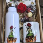 GB1002 Geschenkbox Schwarzwald Hexe mit Hexentasse weiss und Thermoflasche weiss