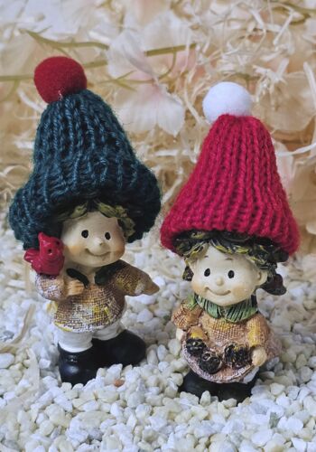 SCHW1105 Schwarzwaldwichtele Freiburg mit Wollmützen