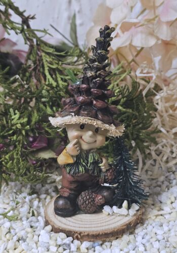 SCHW1014 Schwarzwaldwichtele Schwarzwald mit Zapfen und Tannenbaum