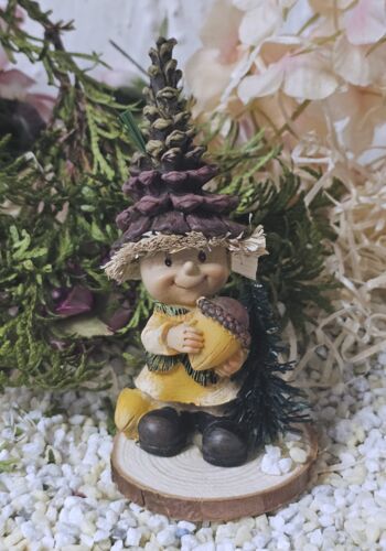 SCHW1020 Schwarzwaldwichtele Schwarzwald mit Eicheln und Tannenbaum