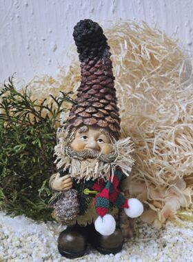 Zapfenwichtele Breitnau mit Schal, Zapfen und Eichhörnchen