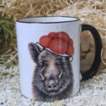 SCHWT2006 Schwarzwaldtasse Wildschwein Bollenhut schwarzer Rand schwarzer Henkel