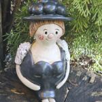 TF1006 Tonfigur Schwarzw&auml;lderin sitzend mit schwarzem Bollenhut