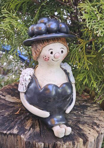 TF1006 Tonfigur Schwarzw&auml;lderin sitzend mit schwarzem Bollenhut