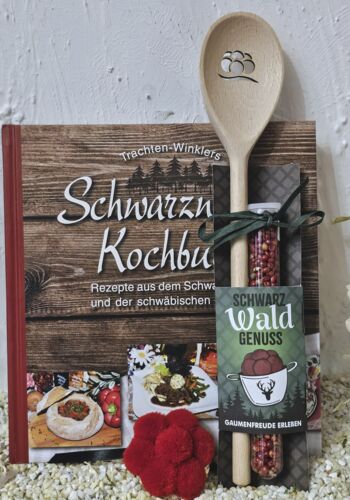 KBMG1001 Schwarzwaldkochbuch mit Schinusbeeren Kochl&ouml;ffel Bollenhut