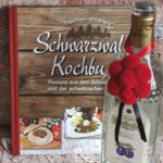 4001002 Schwarzw&auml;lder Kochbuch mit Altem Schwarzw&auml;lder Pfl&uuml;mli 7 Jahre gelagert