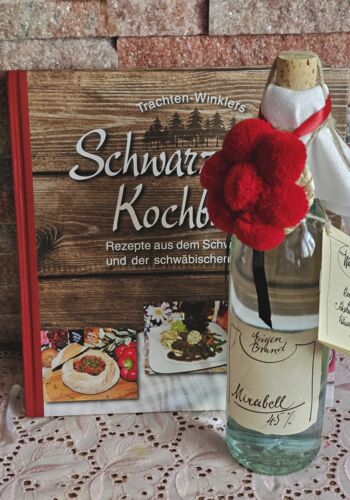 KS1003 Schwarzwaldkochbuch mit edlem Mirabellen W&auml;sserle und Bollenhut