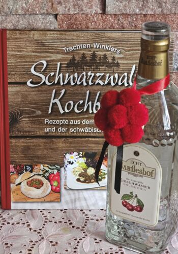 4001006 Schwarzwaldkochbuch mit Kirschwasser 5 Jahre gelagert und Bollenhut