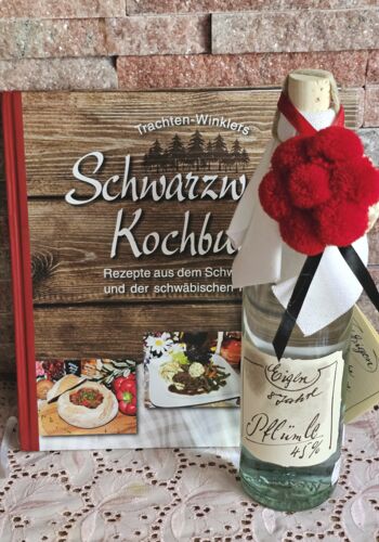 KS1009 Schwarzw&auml;lder Kochbuch mit Schwarzw&auml;lder Pfl&uuml;mli 8 Jahre gelagert Bollenhut