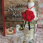 KS10012 Schwarzwaldkochbuch mit edlen Schn&auml;psen 2 Henkelgl&auml;ser und Bollenhut