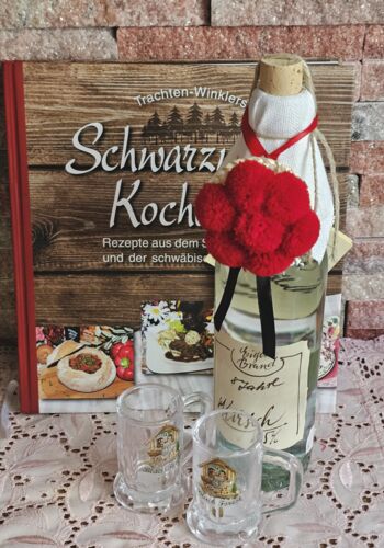KS10012 Schwarzwaldkochbuch mit edlen Schn&auml;psen 2 Henkelgl&auml;ser und Bollenhut
