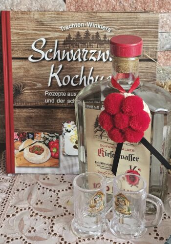 KBS1015 Schwarzwaldkochbuch mit edlem Kirschwasser Jubil&auml;ums Abf&uuml;llung 700ml und Henkelg&auml;ser Bollenhut