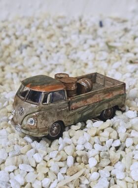 VW Bulli Vintage handgefertigt mit 3 alten rostigen F&auml;ssern