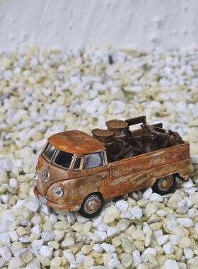 VW Bulli Vintage handgefertigt mit 2 alten rostigen F&auml;ssern und St&uuml;hle und Tisch