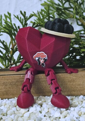 SCHH10002 Kantensitzer Schwarzwaldherz rot schwarzer Bollenhut und Bild Schwarzw&auml;lderin