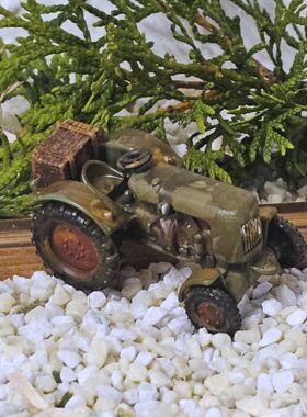 Traktor Fendt Vintage mit alter Kiste